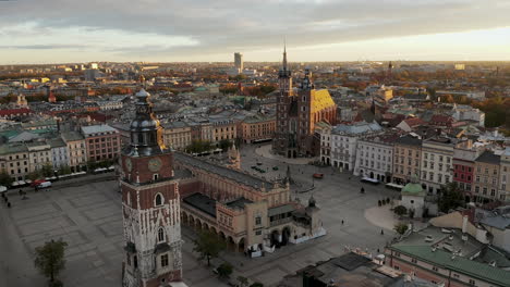 Panorama-Del-Casco-Antiguo-De-Cracovia,-Con-Una-Iluminación-Tenue-Y-El-Castillo-Real-De-Wawel-En-La-Hermosa-Mañana,-Cracovia,-Polonia