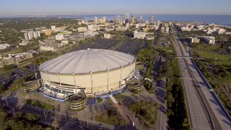 4K-Luftdrohnenvideo-Des-Gewölbten-Major-League-Baseballstadions-Von-Tampa-Bay-Rays-In-Der-Innenstadt-Von-St