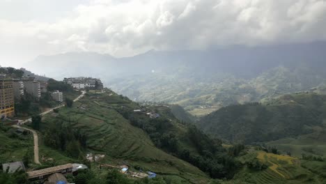 impresionante antena giratoria de montañas y campos en las exuberantes montañas verdes de sapa, vietnam
