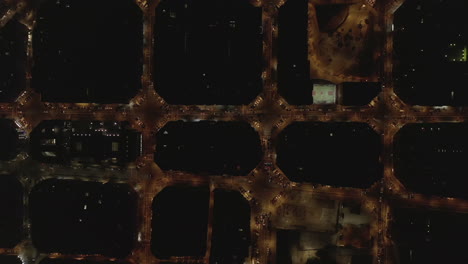 Vista-Aérea-De-Calles-Iluminadas-En-La-Ciudad-Desde-La-Altura.-Tráfico-Nocturno-En-El-Barrio-Urbano.-Barcelona,-España