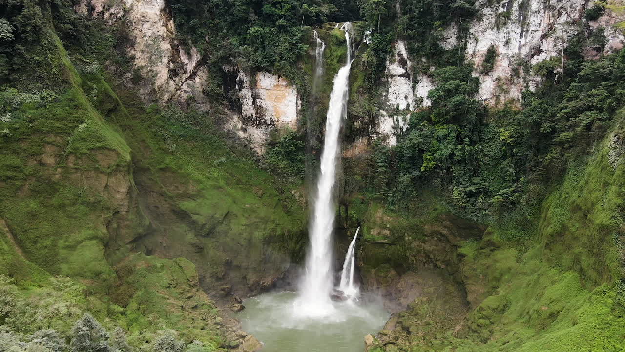 vista aérea de air terjun matayangu en el este de nusa tenggara, indonesia