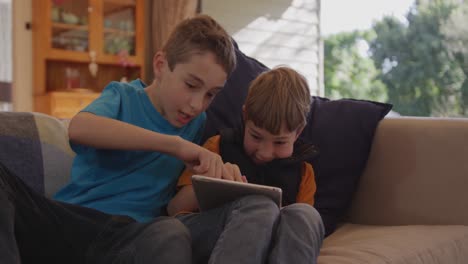 la familia pasa tiempo juntos en casa durante el día 4k