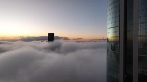 luchtfoto boven een bewolkte mistige brisbane stad, met alleen de toppen van wolkenkrabbers zichtbaar