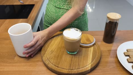 haciendo un latte con leche espumada