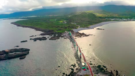 Toma-Aérea-Cinematográfica-Del-Puente-De-Ocho-Arcos-Durante-La-Misteriosa-Luz-Del-Sol-Entre-Las-Nubes