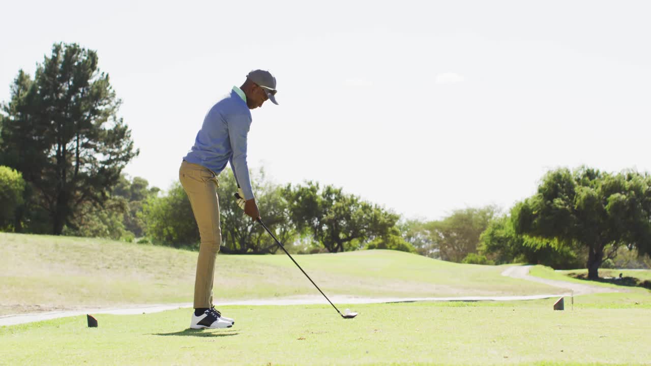 Video di uomo afroamericano che gioca a golf su un campo da golf