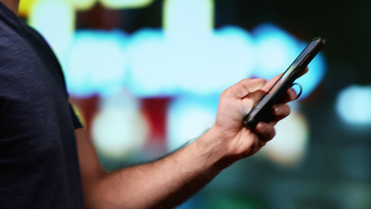 hombre casual caminando por la noche