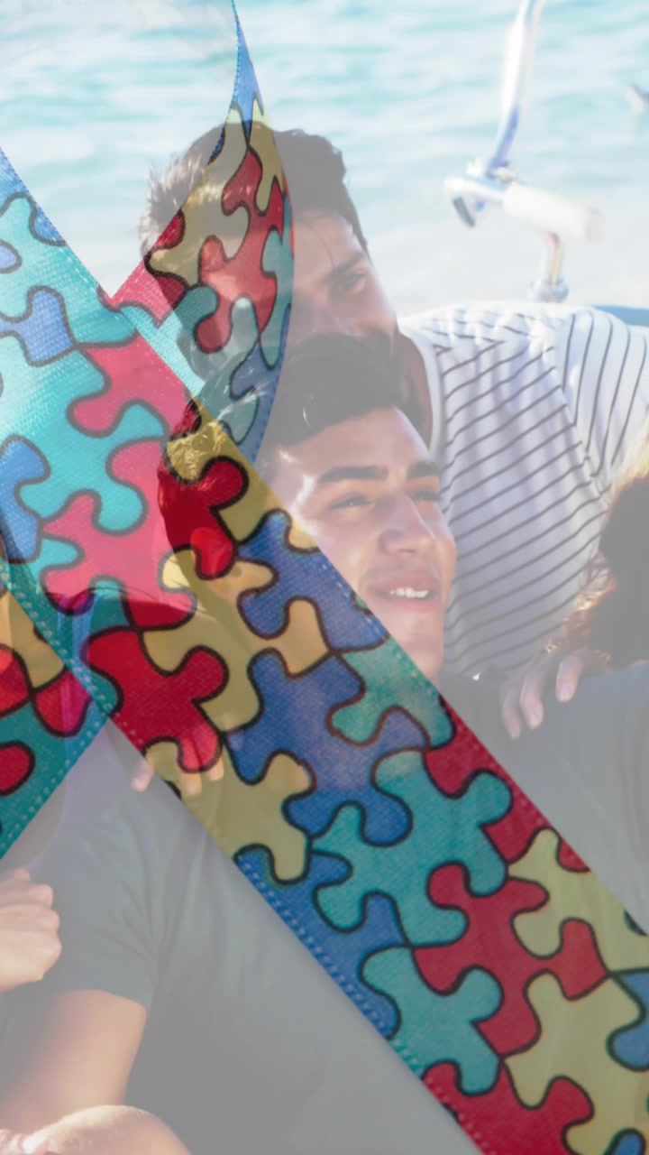 Animazione di un nastro di pezzi di puzzle colorati sopra amici felici a una festa in spiaggia estiva