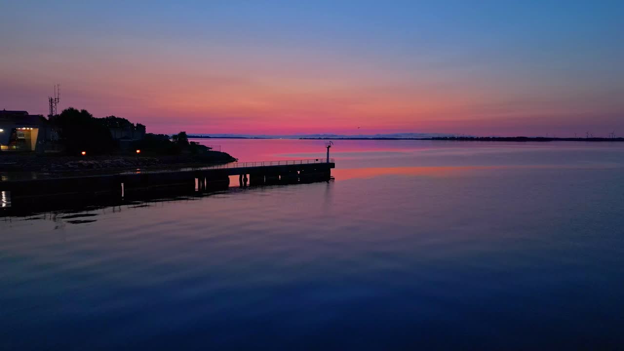 일출 아침에 붉은 빛이 나는 동안 작은 조명 마커에서 공중으로 끌어옵니다.