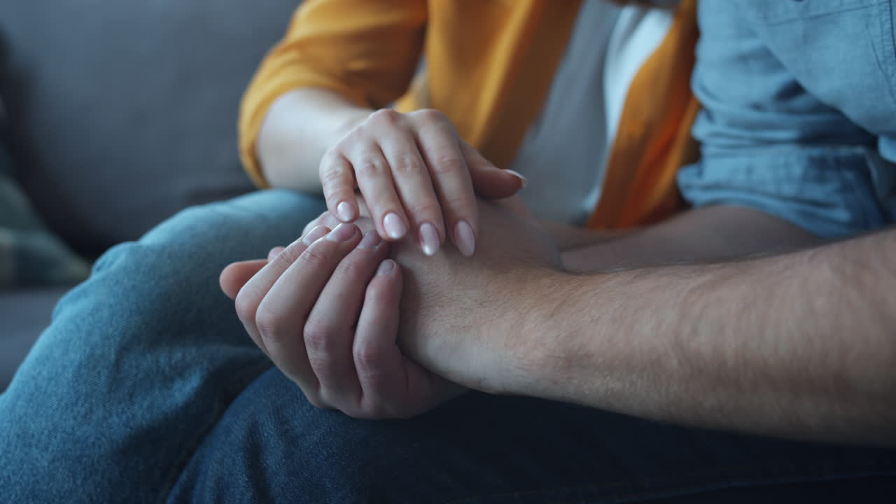 Una pareja de manos en la mano.