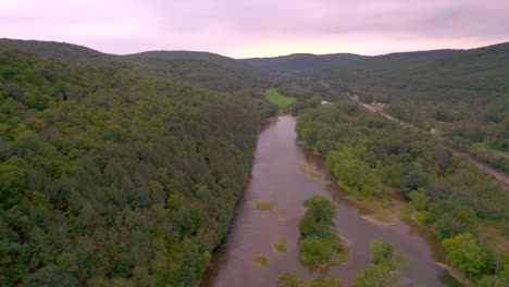 y calienta alto drone aérea del río susquehanna en pensilvania