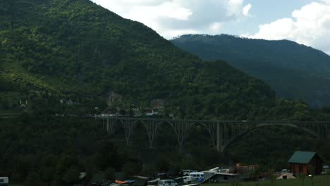 paisaje de puente de montaña