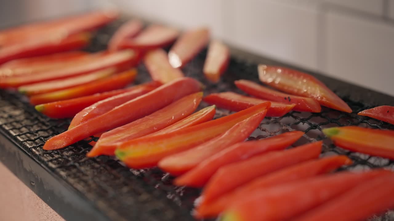 Zanahorias extendidas sobre una parrilla japonesa llena de carbón binchotan (cámara lenta 4K)