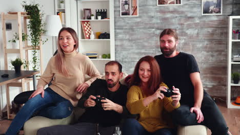 mejor amigo tratando de hacer que su amigo pierda mientras juega videojuegos