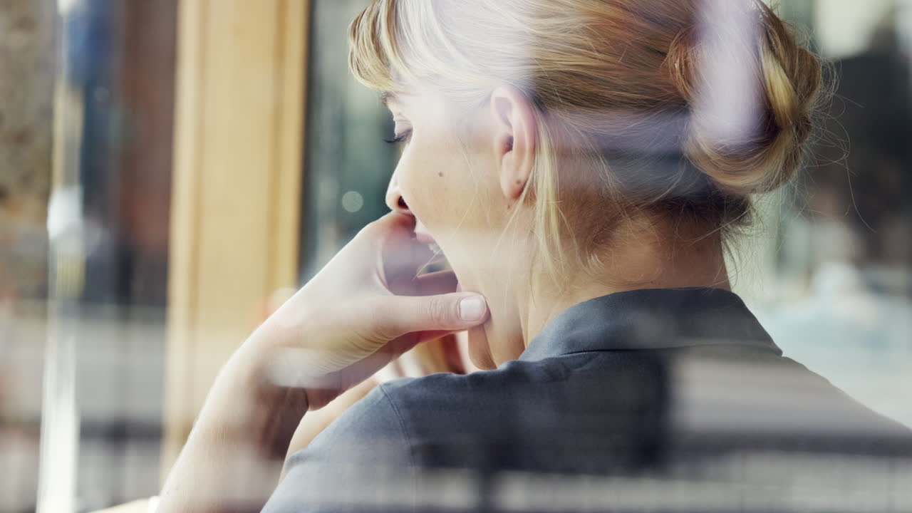 mujer hermosa usando pantalla de tableta digital ipad pantalla táctil en un café
