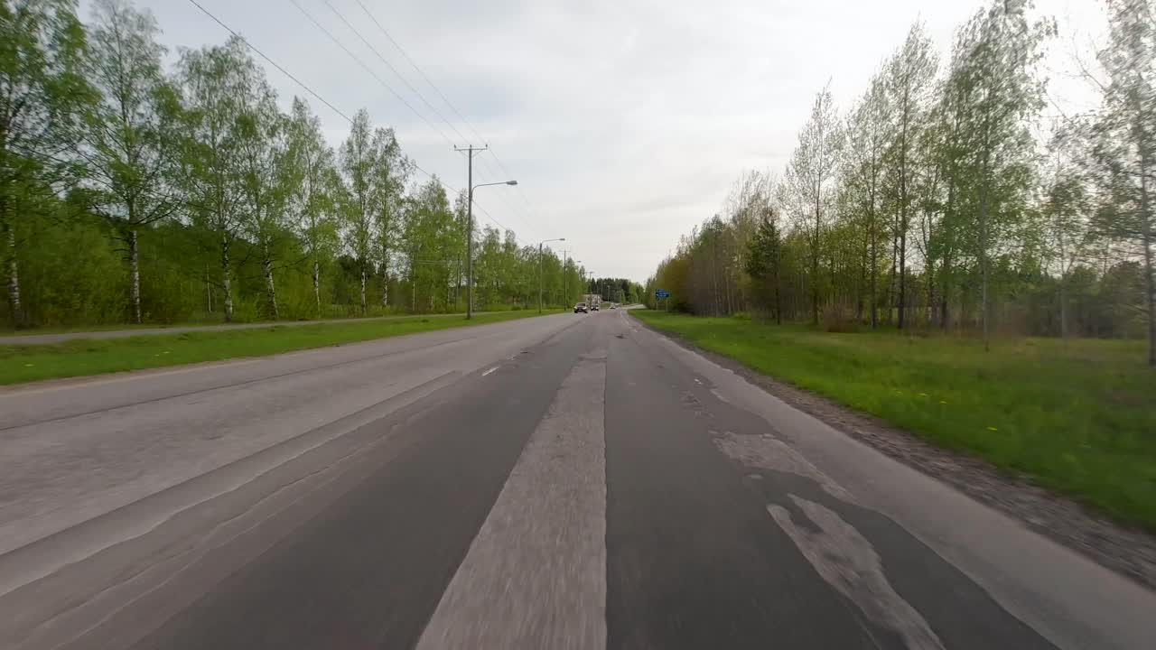 viajando a gran velocidad en una carretera de campo cerca de la ciudad de porvoo, finlandia