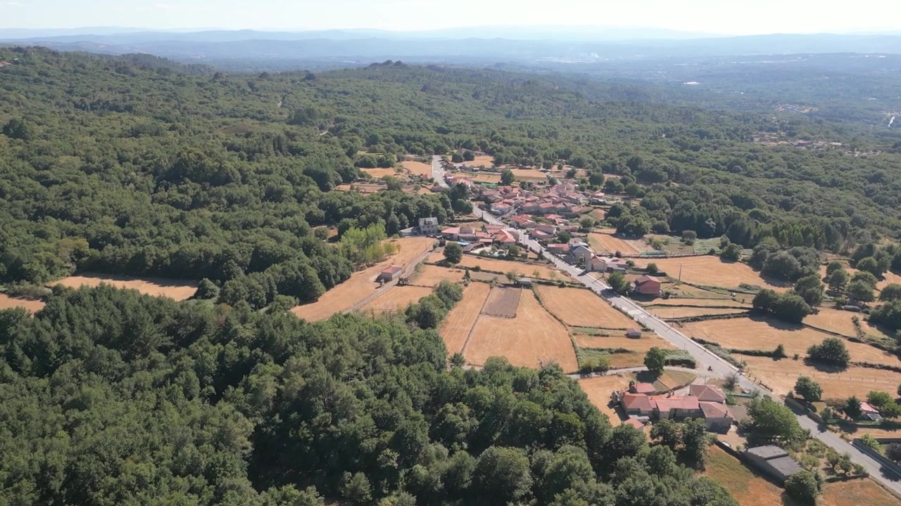 I villaggi di Gomariz e As Raposas immersi in un bosco verde a Esgos, Ourense, Galizia, Spagna, vista aerea