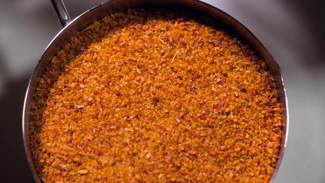 Nærbillede af madlavning, der viser tajin til chamoy under en hjemmelavet chamoy-sauceopskrift tilberedt fra bunden.