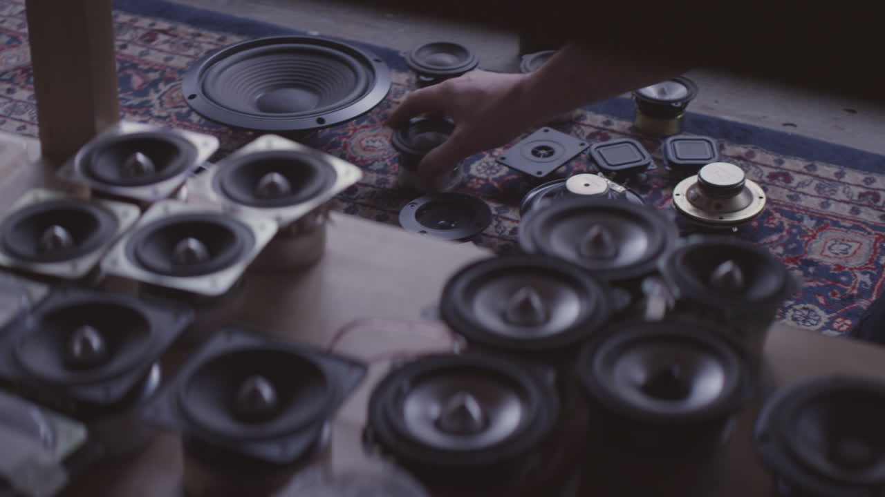 se están colocando y clasificando pequeños altavoces