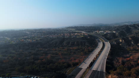 rotación aérea sobre un ángulo de puente 2 con una ciudad suburbana y un fondo montañoso
