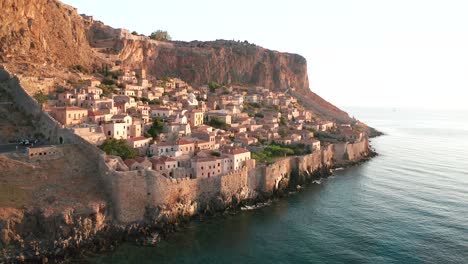 Isla-De-Monemvasia,-Ciudad-Y-Castillo-En-Un-Acantilado,-Peloponeso-Grecia