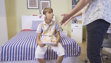 El-Padre-Está-Enojado-Con-El-Niño-Que-Juega-Con-La-Tableta.