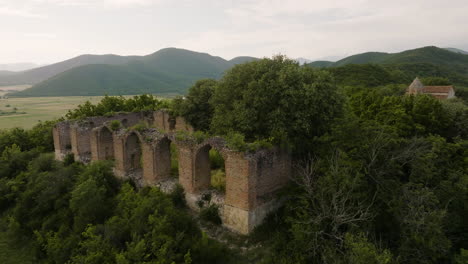 Orbit-Luftruinen-Von-King-Levan-Palace,-16.-Jahrhundert,-Achmet,-Georgia