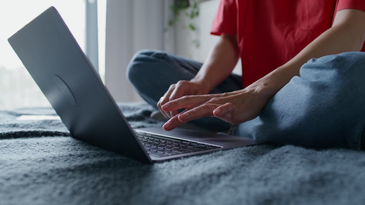 mujer trabajando en la computadora portátil en casa