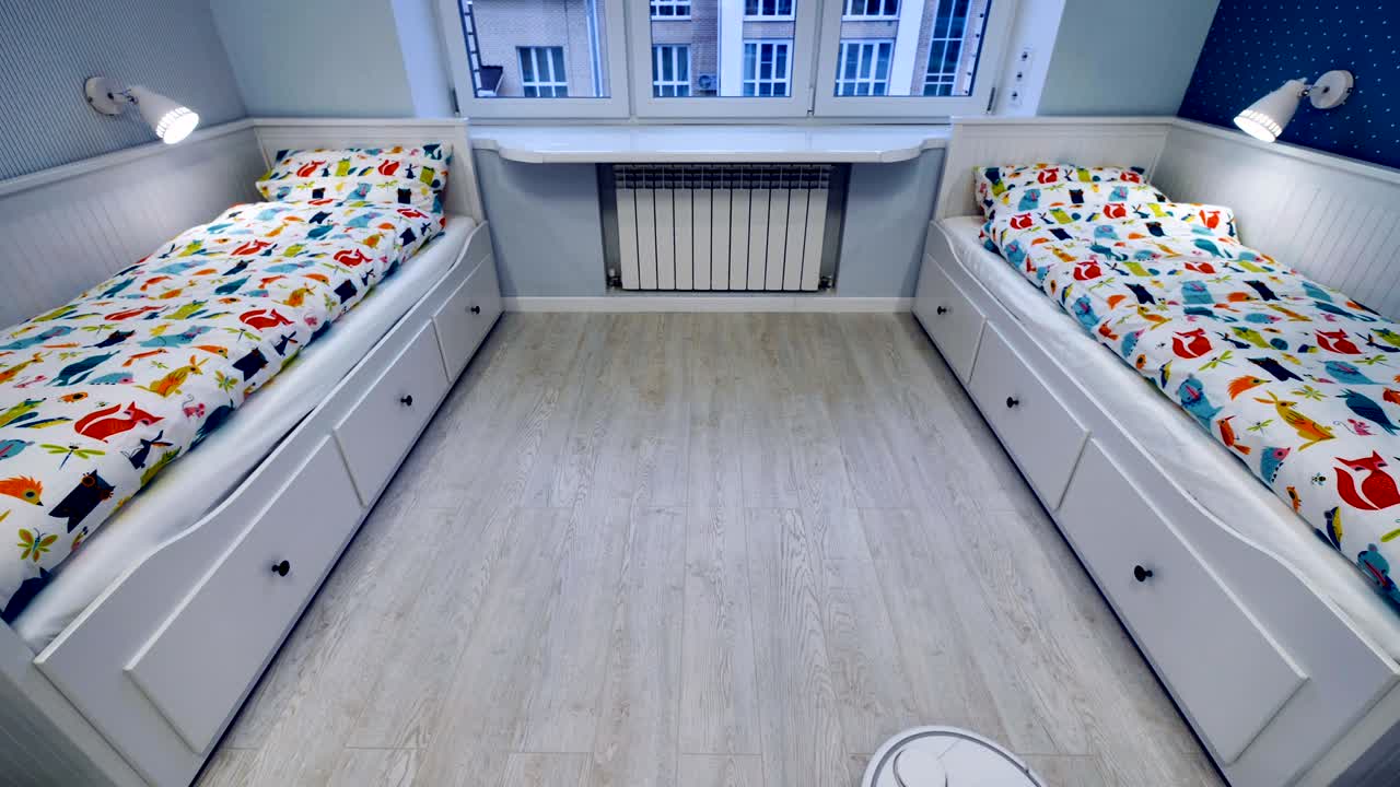 робот-пылесос запустился с помощью смартфона. timelapse. 4k.