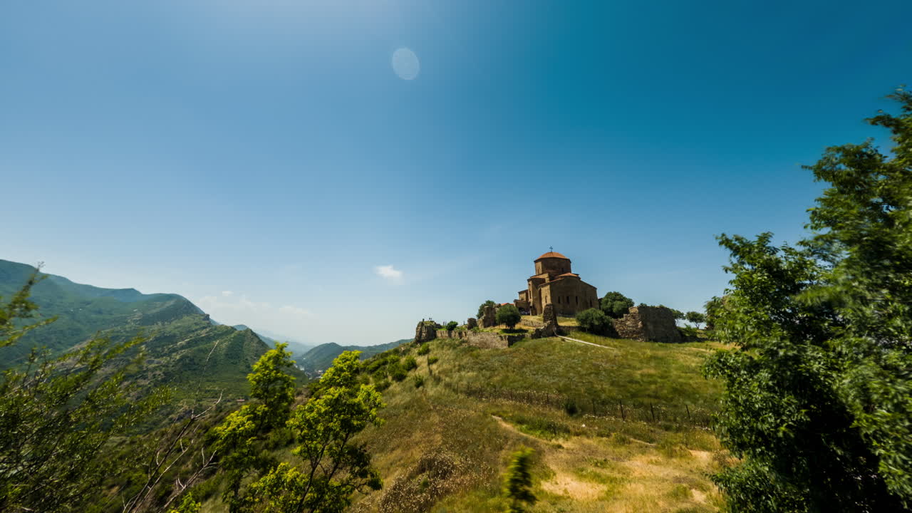 peregrinos visitando el monasterio de la iglesia de jvari cerca de mtskheta, en el este de georgia
