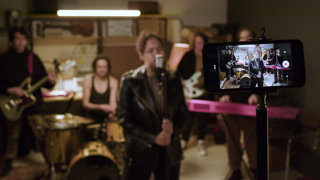 스튜디오에서 스마트폰 녹음 음악 그룹