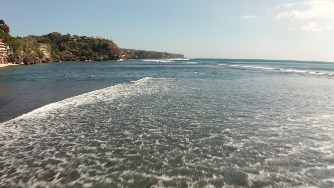 Praia Dreamland de Bali: sobrevoo de drone, ondas gigantes incríveis para surfistas