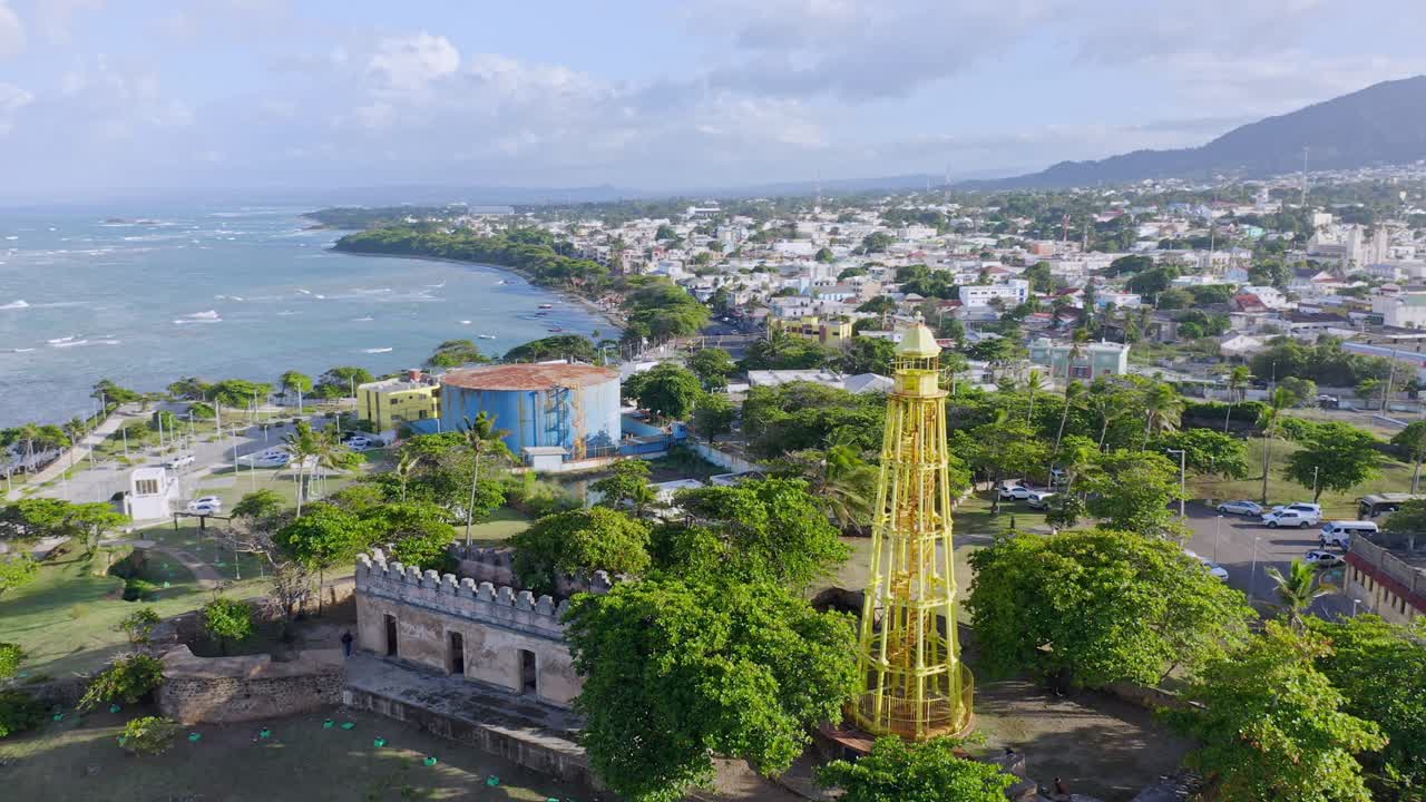 Phare en métal jaune de Puerto Plata à la Forteresse San Felipe.
