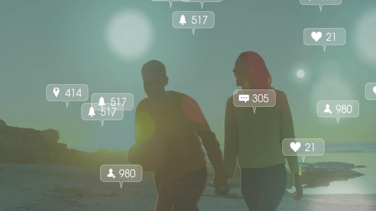 animación de iconos digitales y notificaciones de redes sociales sobre hombre caucásico usando teléfono inteligente