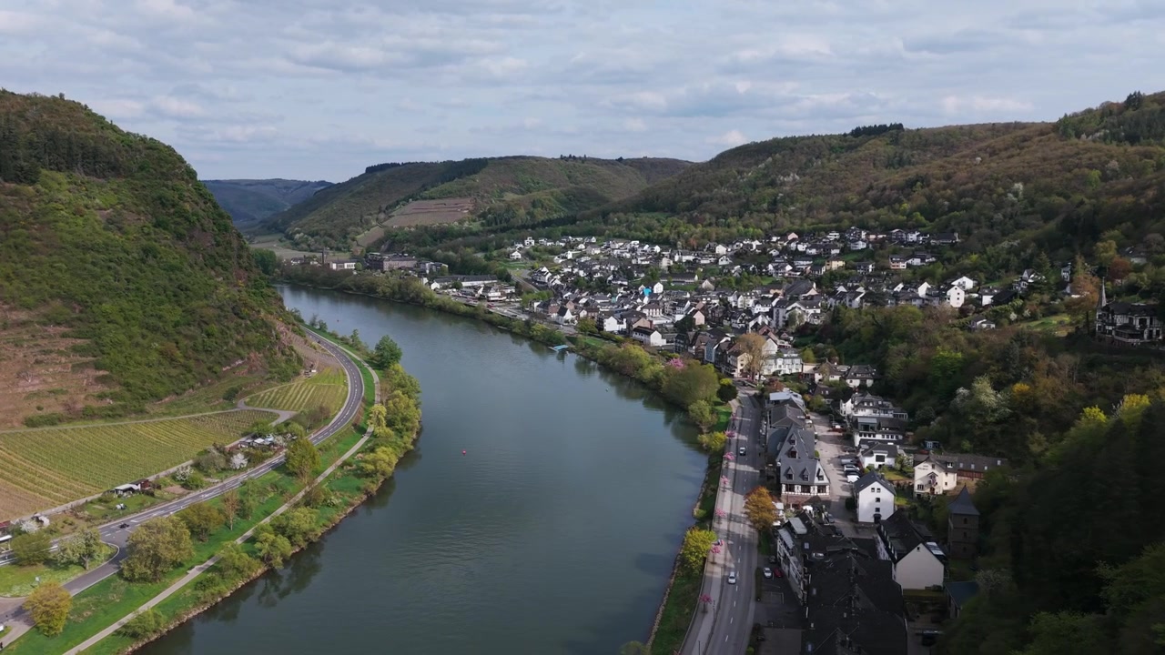 Il fiume Mosella serpeggia oltre la città di Cochem mentre il drone scende lentamente sopra la valle.