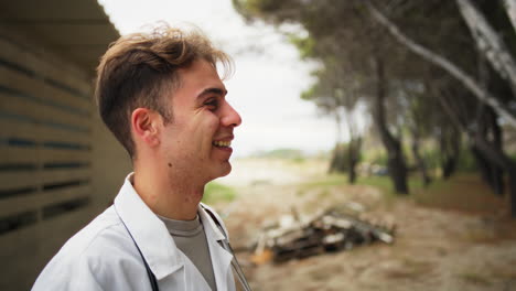 el doctor finge dar malas noticias, pero luego da buenas noticias en el parque.