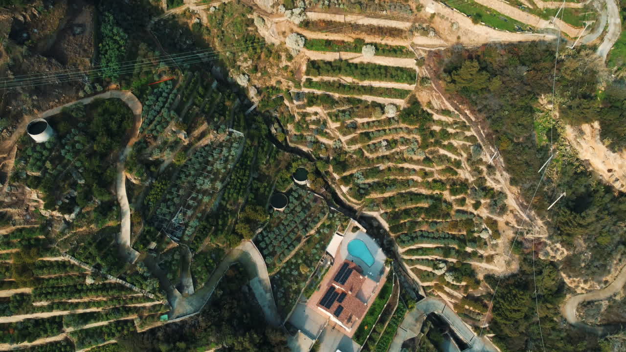granjas en terrazas en la ladera de una montaña