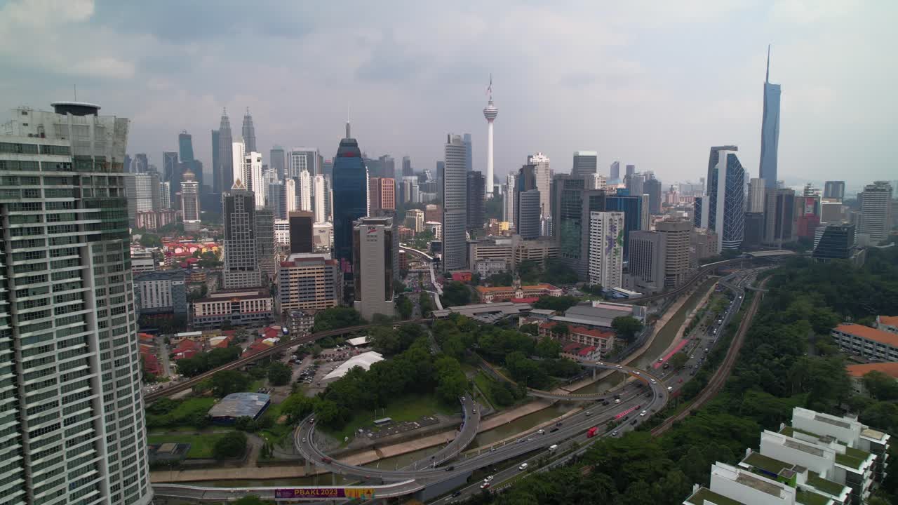Skyline aereo di Kuala Lumpur e traffico intenso sulla superstrada Jln Kuching 1 di giorno, Malesia