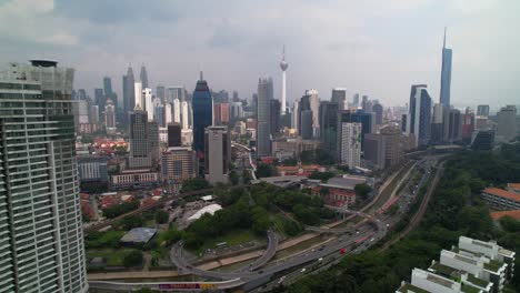 Horizonte-Aéreo-De-Kuala-Lumpur-Y-Tráfico-Intenso-En-La-Autopista-JLN-Kuching-1-Durante-El-Día,-Malasia