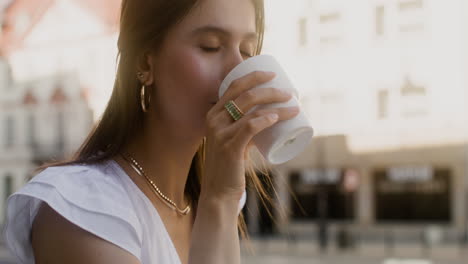 vista de cerca de una joven de moda sentada al aire libre