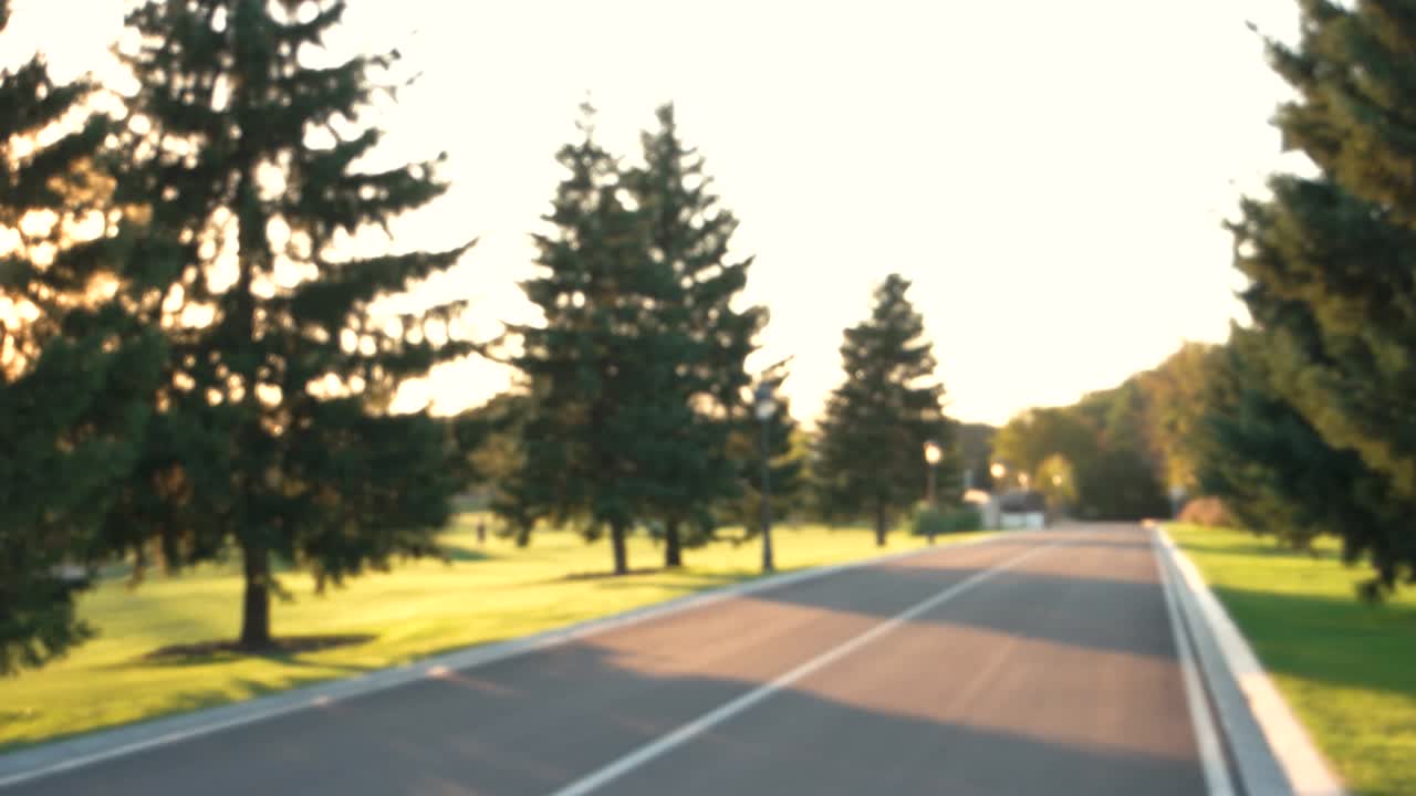 흐릿한 아스팔트 도로와 자연.