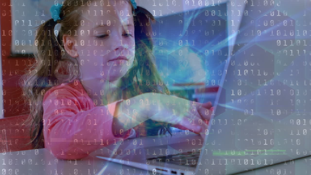 animación del procesamiento de datos sobre una chica caucásica usando una computadora portátil