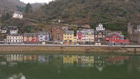 Imágenes-Aéreas-De-Drones-Cruzando-El-Río-Mosela-En-La-Ciudad-Alemana-De-Cochem