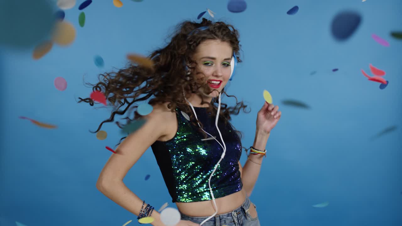 mujer emocional con auriculares