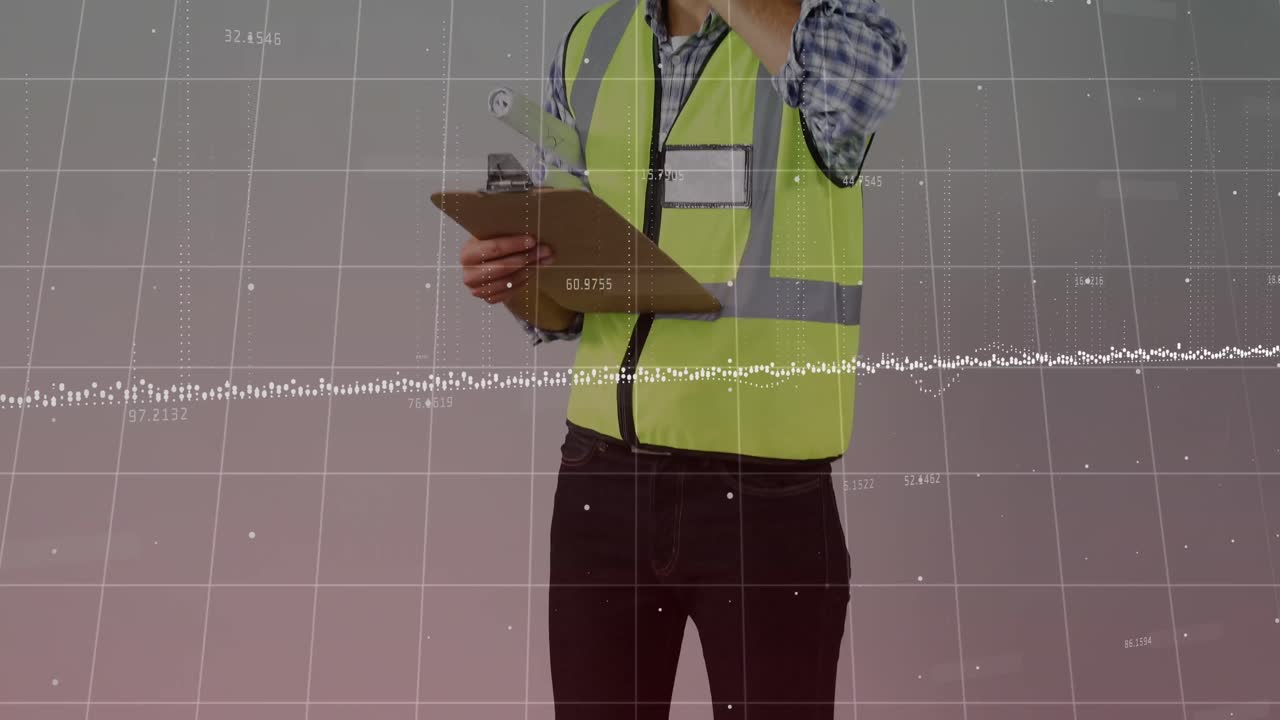 gráficos de datos que se mueven contra el arquitecto masculino con el portapapeles hablando en un teléfono inteligente