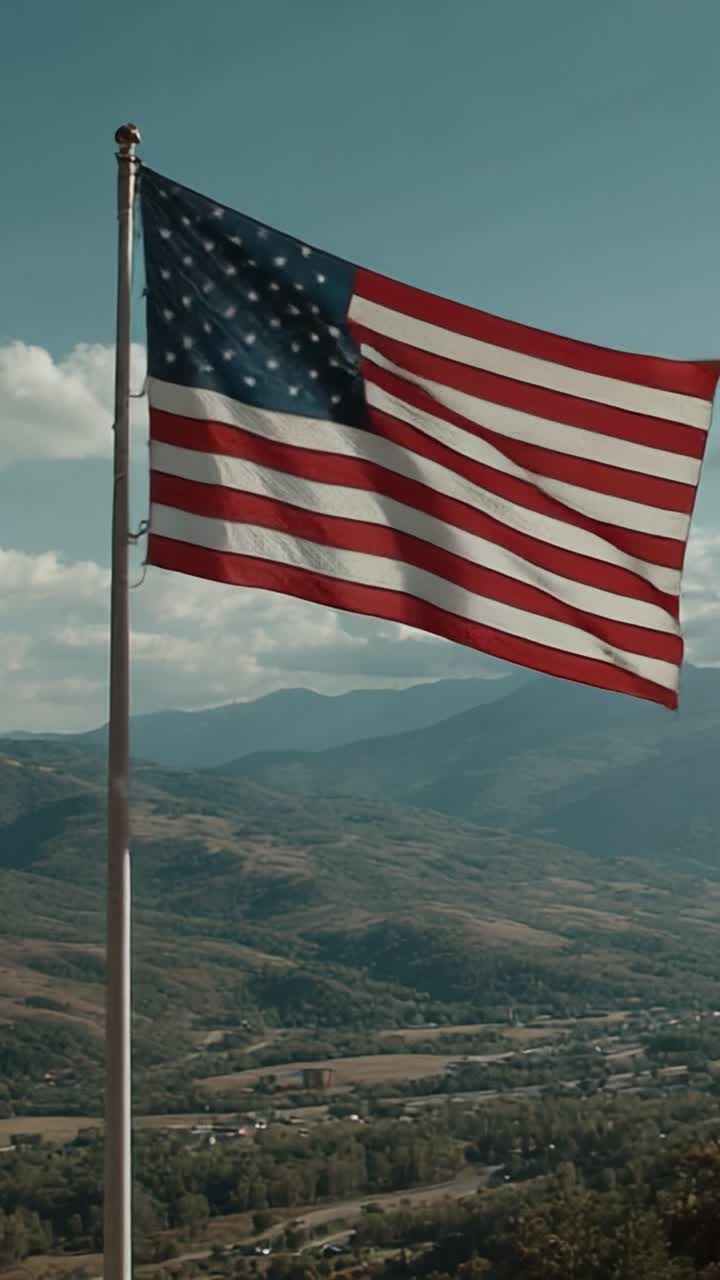Una fiera bandiera americana che sventola maestosamente contro uno splendido sfondo montano, simboleggiando libertà e unità nel cuore della natura.