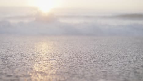 Blauer-Himmel-Und-Meer-Mit-Wellen-Am-Leeren,-Sonnigen-Strand