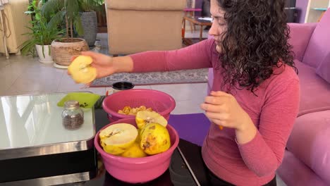 Eine-Frau-Schneidet-Quitten-In-Kleine-Stücke,-Um-Sie-Mit-Zucker-Auf-Dem-Ofenfeuer-Zu-Kochen.-Slow-Food-Persische-Küche.-Anschließend-Mischt-Sie-Mit-Rosenwasserextrakt-Und-Kardamomsamen,-Um-Marmelade-Zu-Marinieren.-Rote-Scheibe-Köstlichkeit