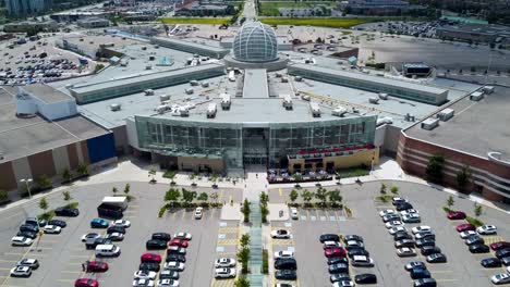 Drone-Volando-Hacia-Un-Centro-Comercial-De-Mississauga-En-Un-Día-Soleado-De-Verano