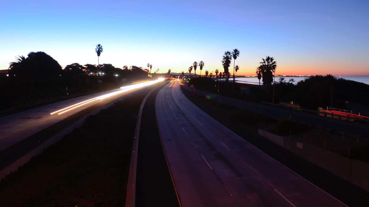 시간 경과 자동차는 일몰 또는 황혼 7에 고속도로를 여행합니다.